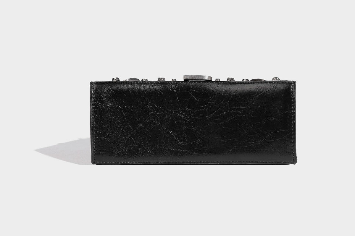 Strukturierte Trapez-Handtasche mit silberfarbenen Nieten, B-Logo-Verschluss, geflochtenem Tragegriff und abnehmbarem Schulterriemen