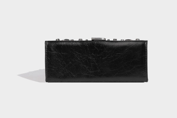 Strukturierte Trapez-Handtasche mit silberfarbenen Nieten, B-Logo-Verschluss, geflochtenem Tragegriff und abnehmbarem Schulterriemen