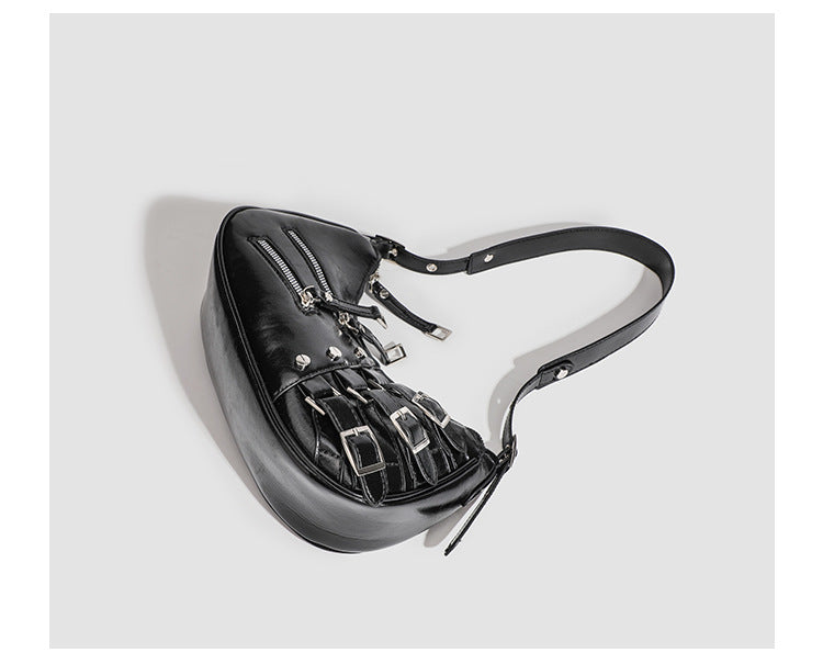 Glänzende schwarze sichelförmige Hobo-Schultertasche mit übereinander angeordneten Gürtelschnallen, silbernen Nieten und zwei vorderen Reißverschlusstaschen, Detailansicht 11