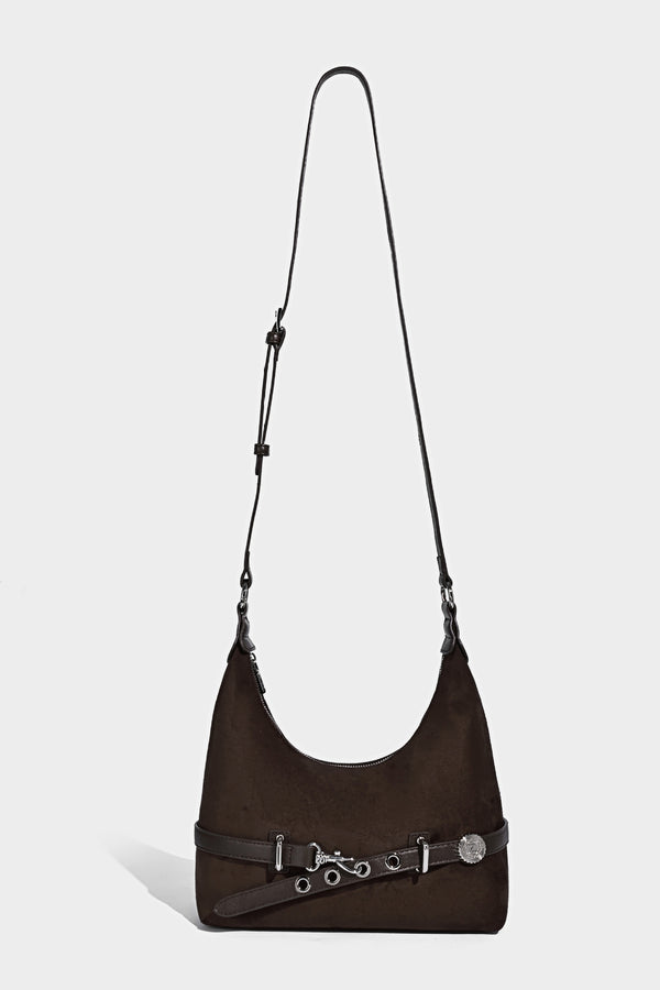 Hobo-Schultertasche in Dunkelbraun mit velourslederartiger Oberfläche, silberfarbener Gürtelschnalle und Ösenbeschlägen, verstellbarem Riemen, Detailansicht