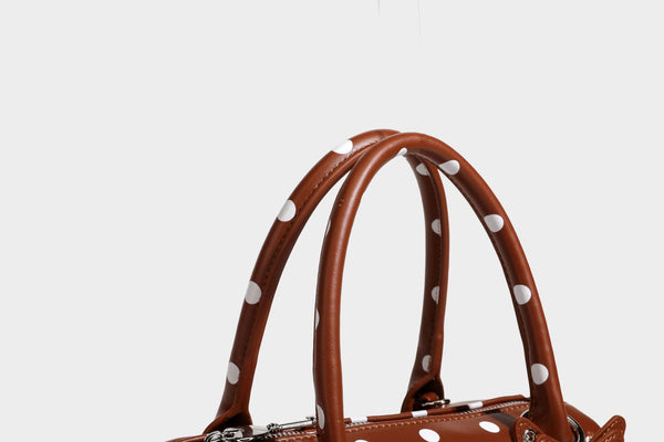Glänzende gepunktete Barrel-Bag mit abgerundeten Henkeln, Sternanhänger und abnehmbarem Crossbody-Riemen, Detailansicht 37