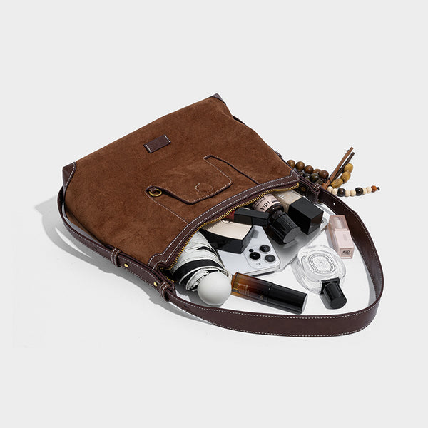 Matte Hobo-Schultertasche in warmem Braun mit dunkler Lederoptik, Kontrastnähten, goldfarbenen Beschlägen und