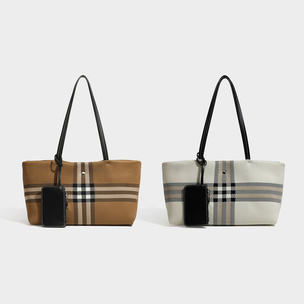Strukturierte gewebte Tote-Bag mit Karomuster, langen schwarzen Schulterriemen in Lederoptik und aufgesetztem schwarzem Reißverschlusstäschchen, Detailansicht 2