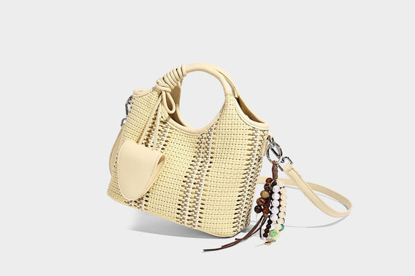 Geflochtene Bucket-Tasche in Pastellblau mit geflochtenen Henkeln, vorderem Einsteckfach, Perlenanhänger und abnehmbarem Schulterriemen