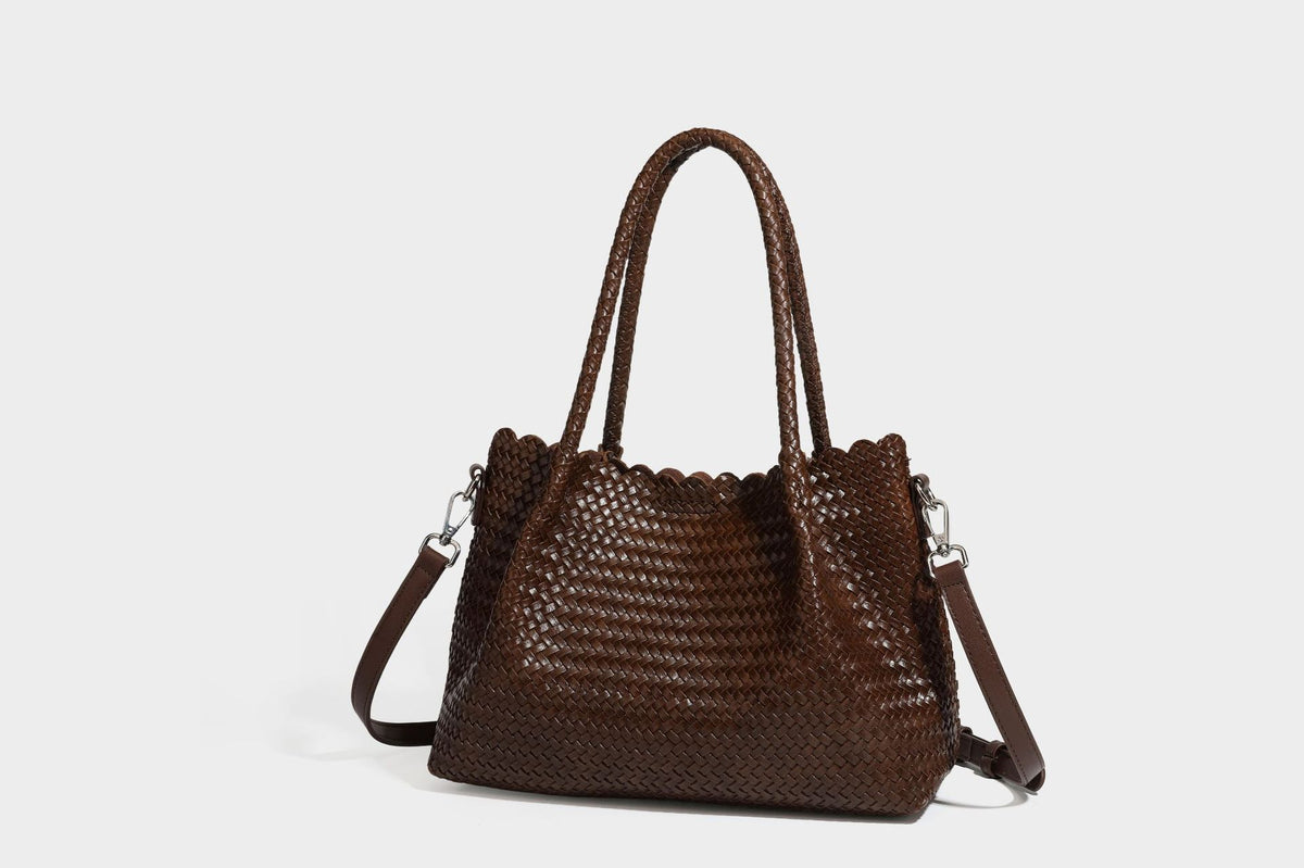 Strukturierte, glänzend gewebte Tote-Bag mit geschwungenem oberen Rand, geflochtenen Henkeln, abnehmbarem Crossbody-Riemen und Perlenquaste