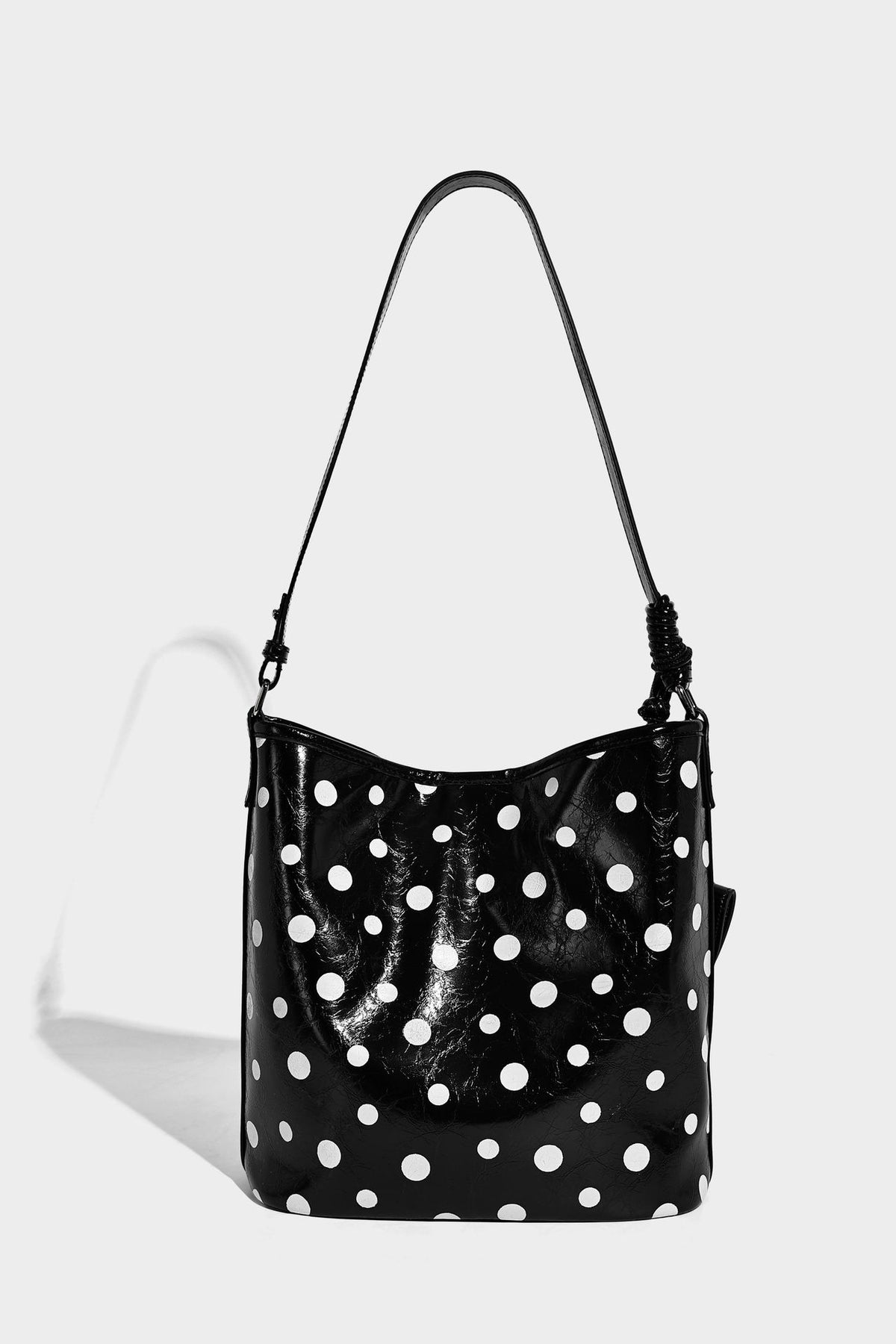 Glänzende Bucket-Bag mit schwarz-weißem Tupfenmuster, langem verstellbarem Riemen und Kordelzugverschluss, Detailansicht 13