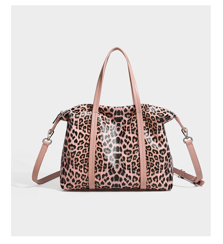 Tote-Bag in glänzender Lederoptik mit Leopardenmuster, schwarzen Besätzen, Reißverschluss oben und zwei Schultergriffen, Detailansicht 19