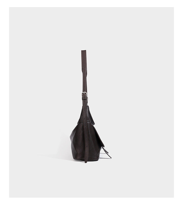 Weich fallende, geräumige Schulter- und Crossbody-Tasche in Lederoptik mit vorderer Klappentasche, Reißverschluss oben und langem verstellbarem Riemen