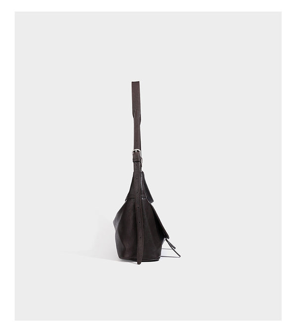 Weich fallende, geräumige Schulter- und Crossbody-Tasche in Lederoptik mit vorderer Klappentasche, Reißverschluss oben und langem verstellbarem Riemen