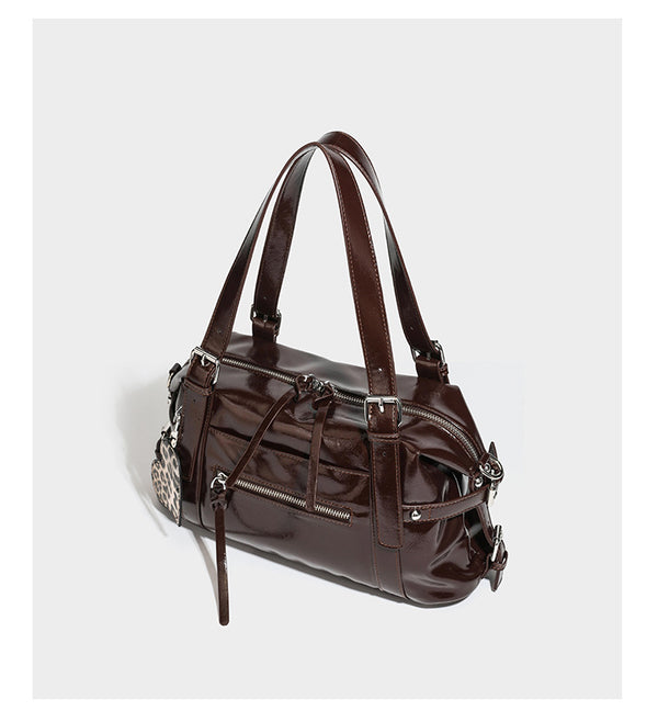 Strukturierte Schultertasche aus glänzendem Lederimitat mit abgerundetem Korpus, silberfarbenen Metalldetails, Reißverschlussfach vorne und Leopardenmuster