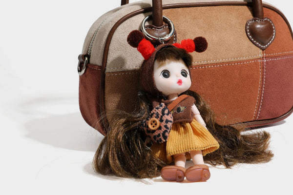 Kleine, strukturierte Henkeltasche aus Patchwork in Farbblöcken aus Beige, Camel, Braun und Rost mit dunkelbrauner Einfassung, herzförmigem