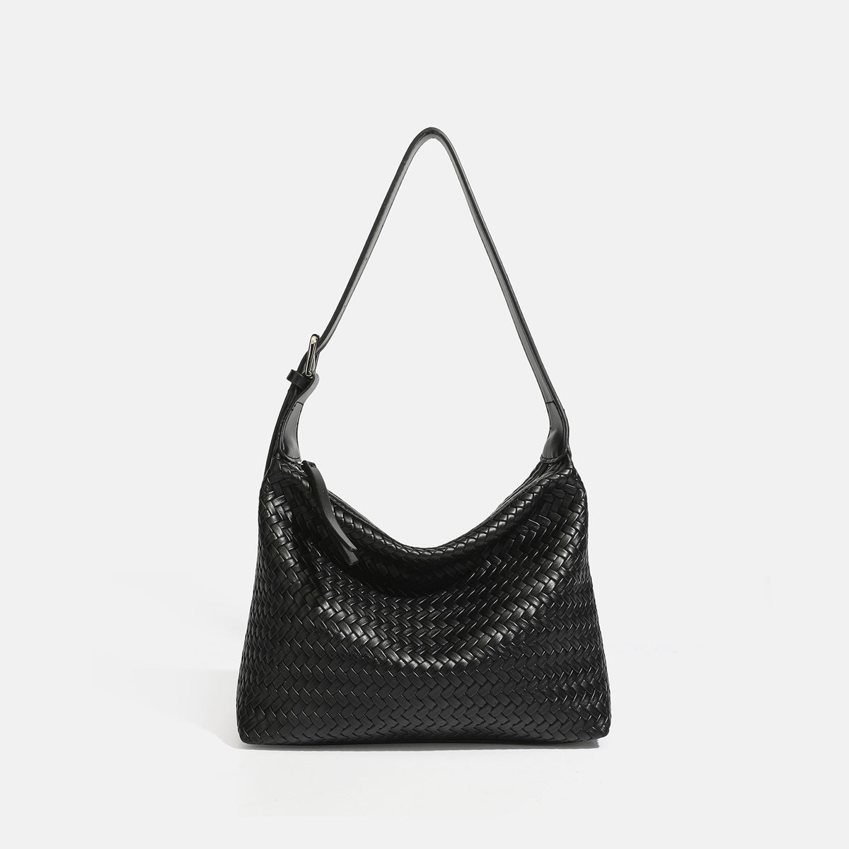 Kompakte Hobo-Schultertasche mit gewebter Optik, Reißverschluss oben, silberfarbenem Ringbeschlag und ineinander verflochtener Lederoptik, Detailansicht