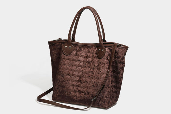 Shopper mit Muschelmuster-Prägung und samtartiger Haptik, abgerundeten Henkeln in Lederoptik und abnehmbarem Schulterriemen, Detailansicht 28