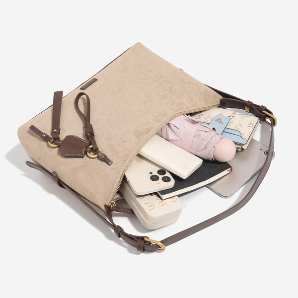 Hobo-Schultertasche in Sand mit Velourslederoptik, dunkelbraunen Riemen aus Lederimitat, goldfarbenen Metalldetails, Reißverschluss oben und hängendem
