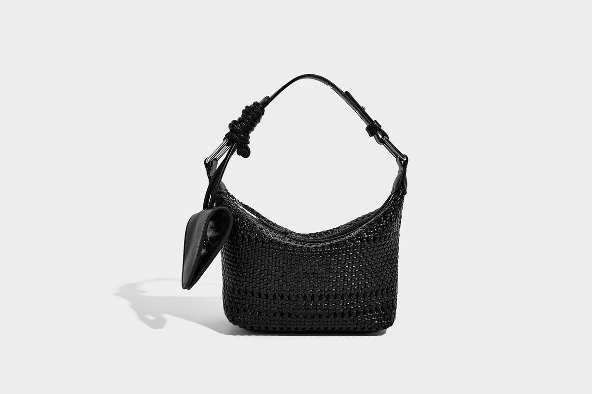 Kleine gewebte Hobo-Schultertasche mit sichelförmiger Silhouette, Reißverschluss oben, silberfarbenen Beschlägen und verstellbar, Detailansicht