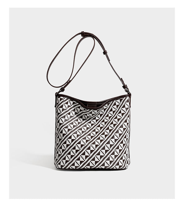 Geflochtene Schultertasche mit geometrischem Ethno-Muster, Besatz in dunkelbrauner Lederoptik, langem verstellbarem Träger und kleinem hängendem Reißverschluss