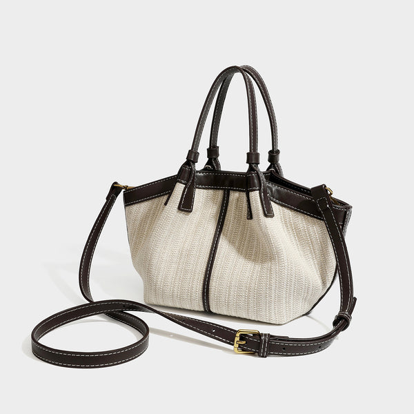 Cremefarbene gewebte Tote-Bag mit dunkelbraunem Besatz in Lederoptik, weißen Kontrastnähten, zwei Tragegriffen und abnehmbarem Schulter