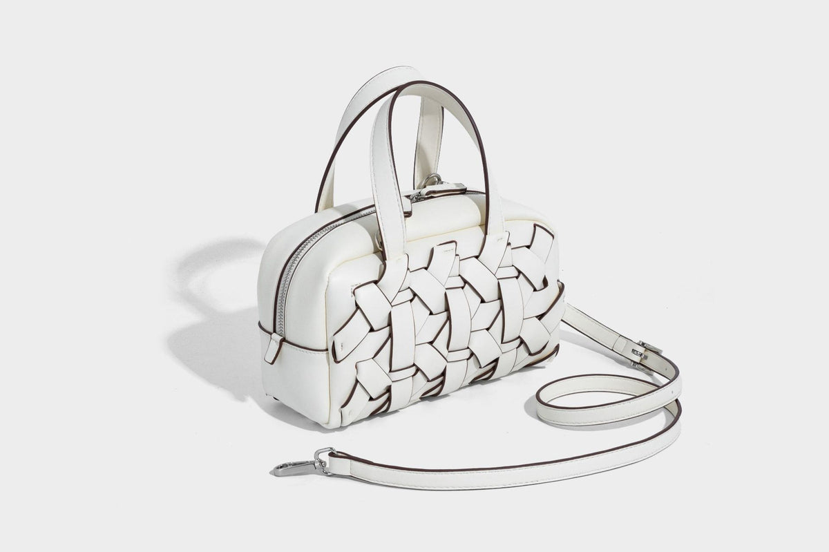 Kleine, strukturierte wandelbare Henkeltasche mit gewebten Einsätzen, kontrastierender Paspelierung, silberfarbenem Reißverschluss und abnehmbarem, Detail