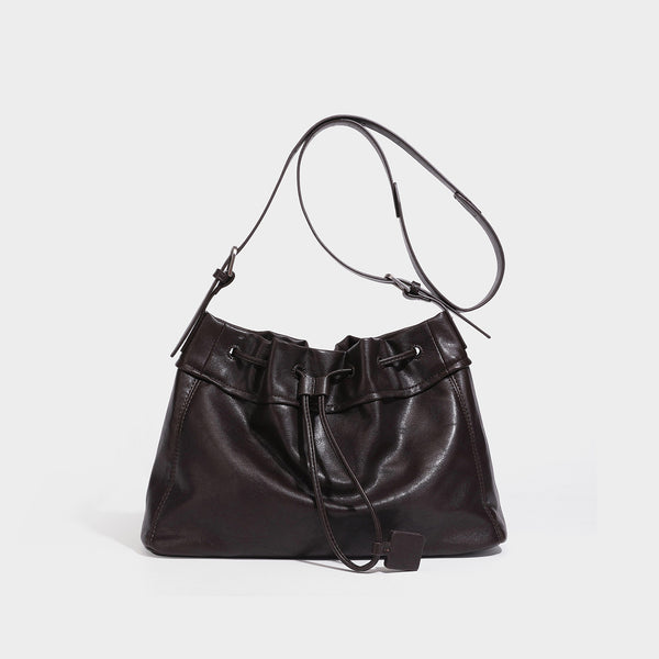 Lässig fallende Beuteltasche mit Kordelzug aus dunkelbrauner Espresso-Kunstleder-Optik, verstellbarem Riemen und Beschlägen mit Metallringen