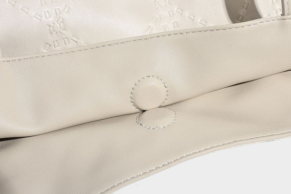 Große Schultertasche in Cremeweiß in Lederoptik mit geprägter Oberfläche, zwei langen Trägern, seitlicher Kordelraffung und abnehmbarem