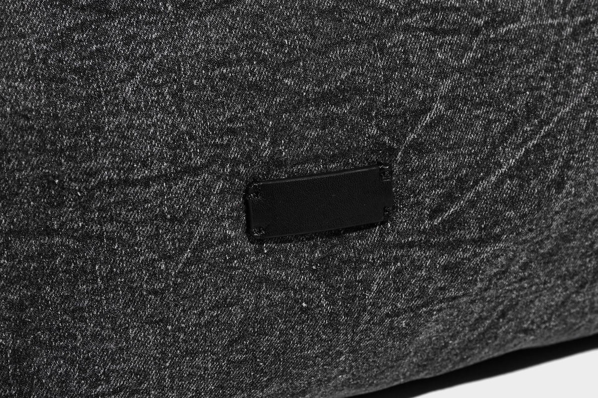 Übergroße, lässig weich fallende Hobo-Schultertasche in Denim-Optik mit breitem verstellbarem Riemen und Reißverschluss oben, Detailansicht 24