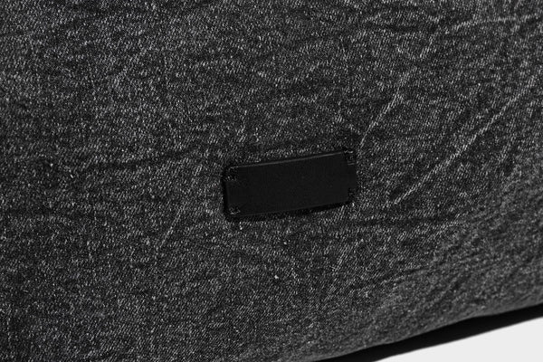 Übergroße, lässig weich fallende Hobo-Schultertasche in Denim-Optik mit breitem verstellbarem Riemen und Reißverschluss oben, Detailansicht 24