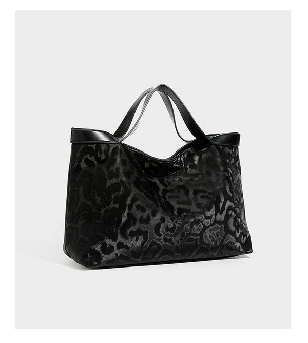 Glänzende Tote-Bag mit Leopardenmuster, dunkelbraunem Besatz in Lederoptik und zwei Tragegriffen, Detailansicht 13