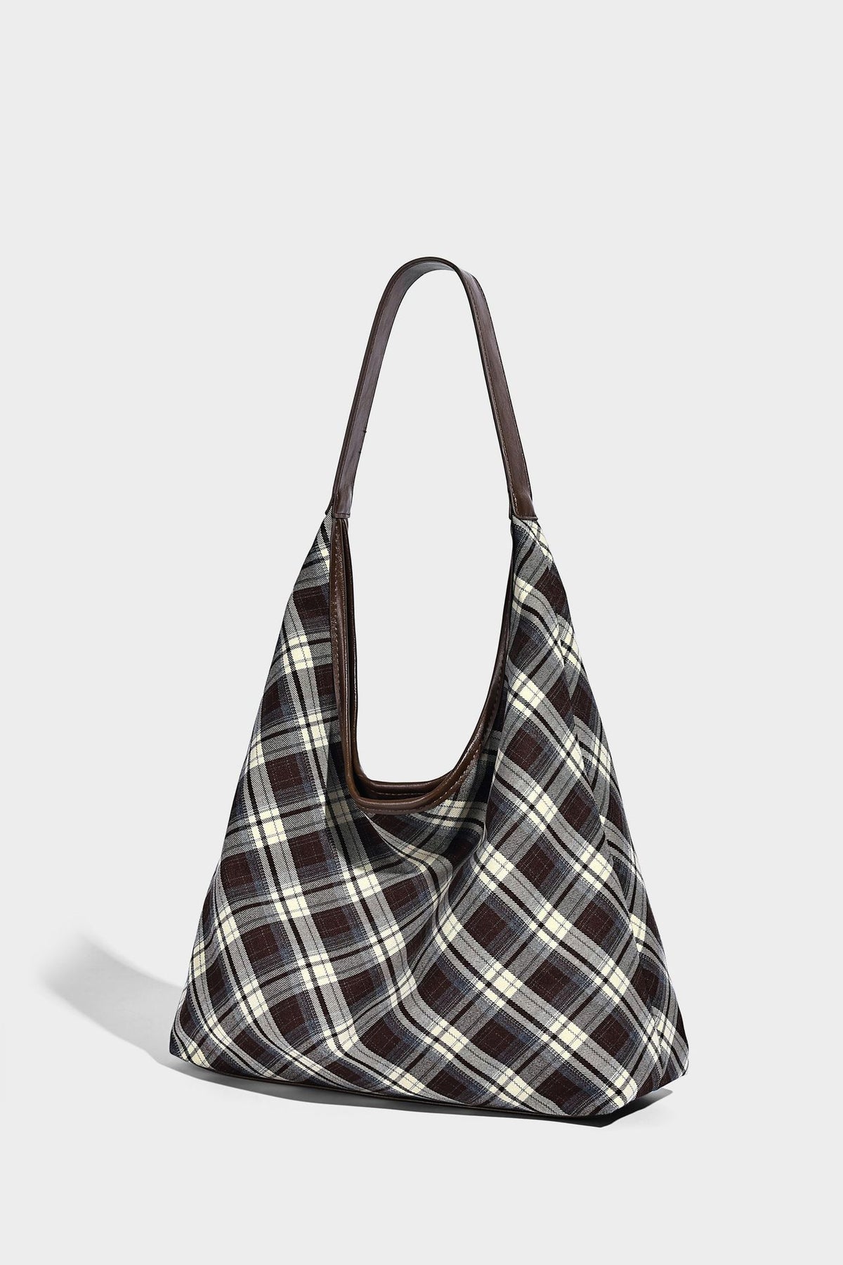 Lässige Hobo-Schultertasche in dunkelbraunem, cremefarbenem und grauem Karomuster mit dunkelbraunen Details in Lederoptik und einem langen Schulterriemen