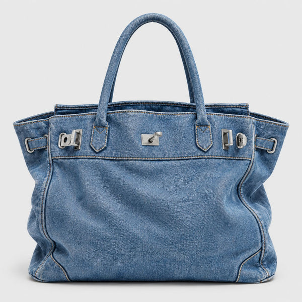 Lässig weich fallende Denim-Tote mit Drehverschluss und Schnallenbeschlägen in Silberoptik sowie zwei gerollten Henkeln, Detailansicht 7
