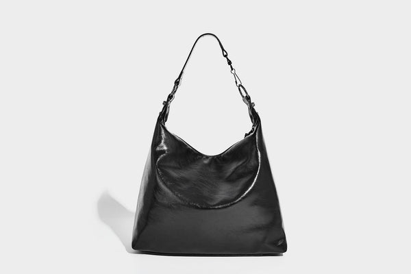 Große, glänzende Hobo-Schultertasche mit geknautschtem Effekt, dunkelfarbenen Nieten, Reißverschluss, vorderem Reißverschlussfach und verstellbarem Crossbody-Riemen