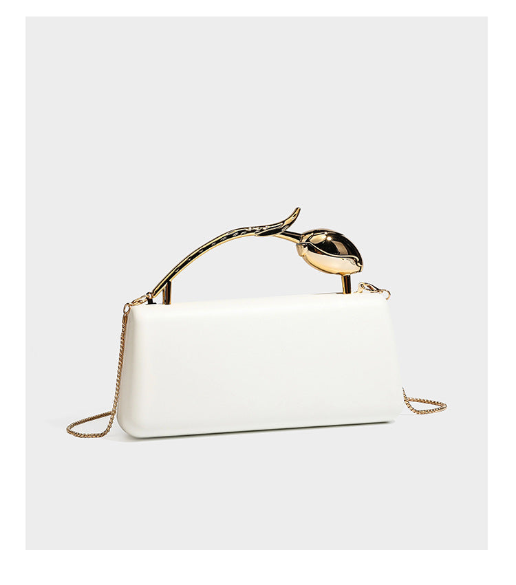 Formstabile, rechteckige Clutch mit Henkel in Rosenknospenform in Goldoptik und abnehmbarem Kettenriemen in Metallic-Optik, Detail